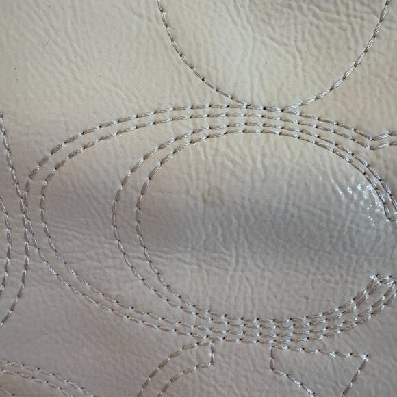 Authentic Signature Coach Ivory Patent Leather Tote Bag - Picture 4 of 12